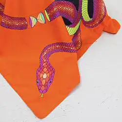 Annee carre de soie 90cm La Vie serpent orange