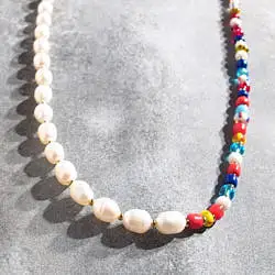 Bali Temples collier bold court perles de verre rainbow et nacre