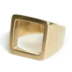 Soko bague chevaliere Open Square statement laiton recycle plaque or gp